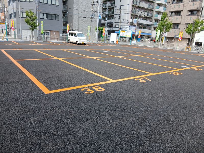 利用者の利便性と安全性に配慮した入出庫エリアの機器配置