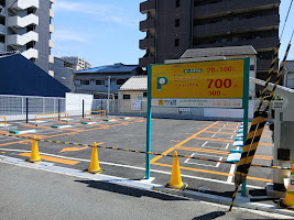 周辺環境と利用者の防犯・利便性に配慮した料金看板とバイク区画の設置