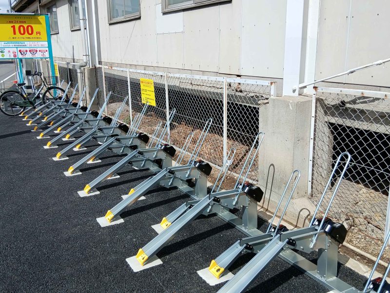 変形地や周囲の既存設備を考慮した駐輪ラックと満空灯の配置